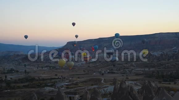 早上开始在卡帕多西亚热气球土耳其视频的预览图