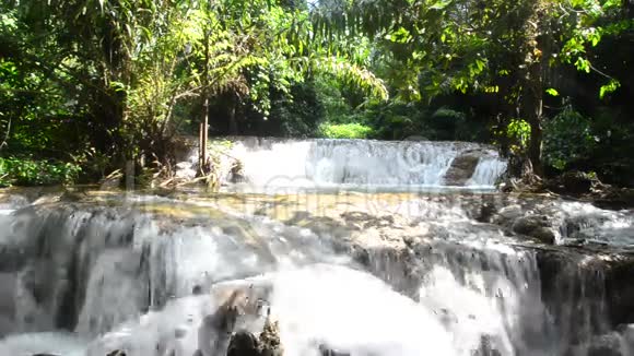 在Sangkhlaburi的KroengKrawia瀑布视频的预览图