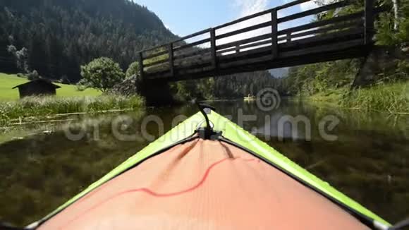 在风景湖上的独木舟视频的预览图