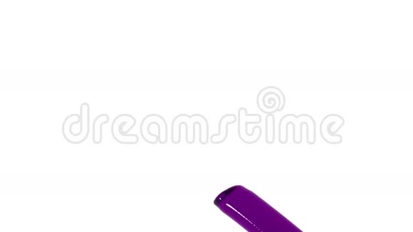 紫色流体流慢慢地击中屏幕清澈的液体视频的预览图