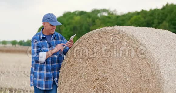农业农民使用平板电脑视频的预览图