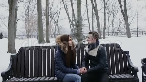 冬天公园里的男人和女孩视频的预览图