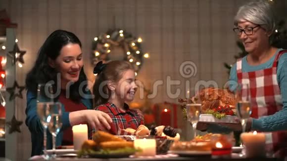 一家人庆祝圣诞节视频的预览图