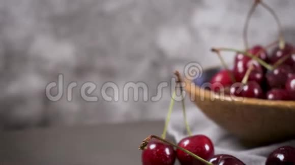 红色的新鲜樱桃视频的预览图