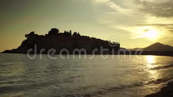 斯维蒂斯特凡是海边的旅游小镇黑山晚上视频的预览图