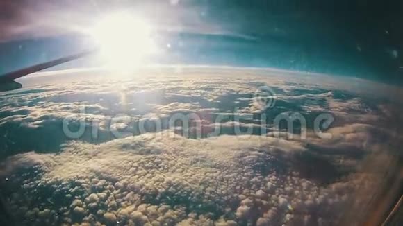 乘飞机旅行透过阳光背景下的飞机窗口观看视频的预览图