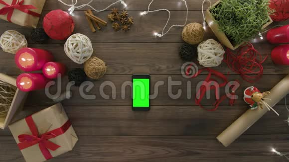 顶部视图使用智能手机圣诞礼物视频的预览图