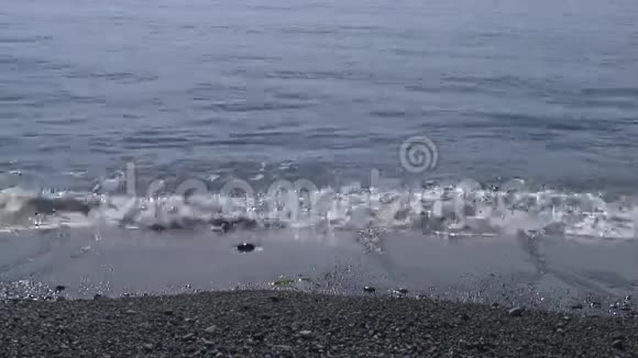 海浪在石岩海滩上冲浪日本海视频的预览图