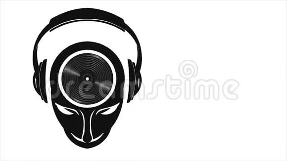 DJ音乐头脑与耳机和乙烯基播放运动图形1080高清视频的预览图