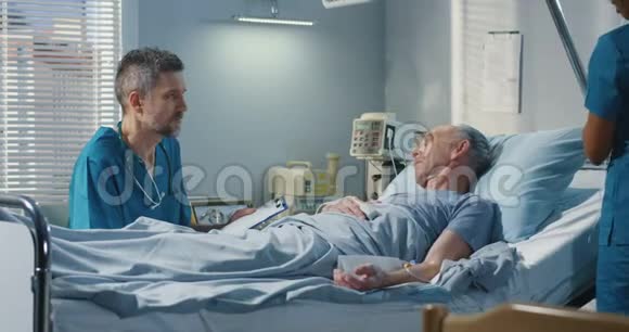 医生在医院探望病人视频的预览图
