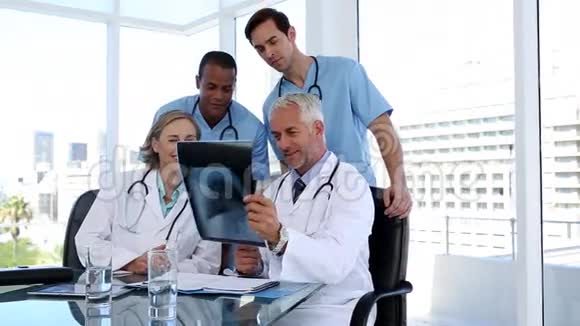 一组医生一起检查X光视频的预览图