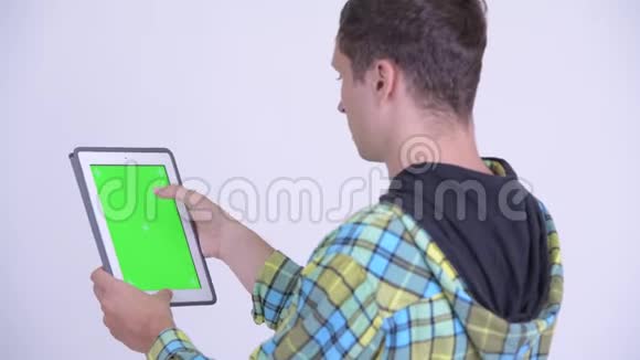 年轻人使用数码平板电脑后景视频的预览图