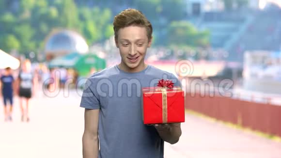 小男孩送礼物盒视频的预览图