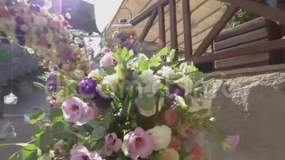 花的婚礼装饰婚礼上的花拱视频的预览图