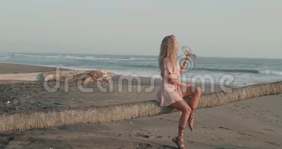 穿着漂亮快乐的女孩在热带海滩放松视频的预览图