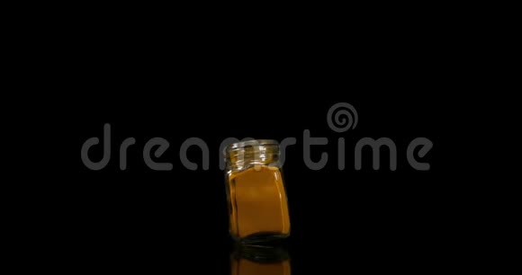 姜黄姜黄黑底粉印度香料慢动作视频的预览图