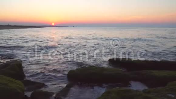 海上海岸五彩缤纷的日落视频的预览图