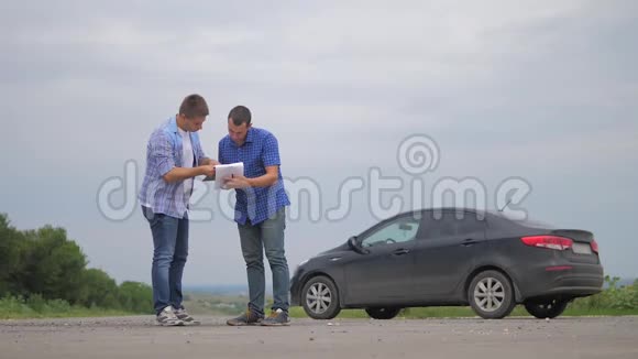 在道路车祸保险代理人审查车祸车主和保险人员制作纸质表格两个人组成视频的预览图