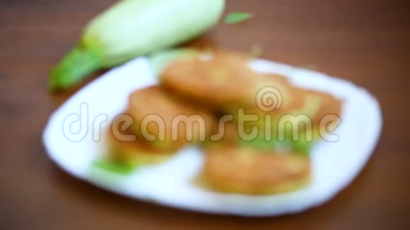 由绿色西葫芦制成的蔬菜卷饼视频的预览图