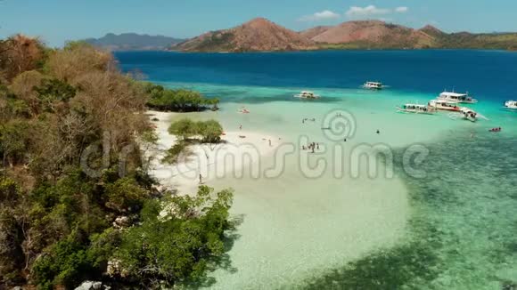 小的典型岛屿白色沙滩俯视视频的预览图