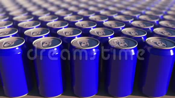 多个蓝色铝罐浅焦软饮料或啤酒生产回收包装4K无缝环视频的预览图