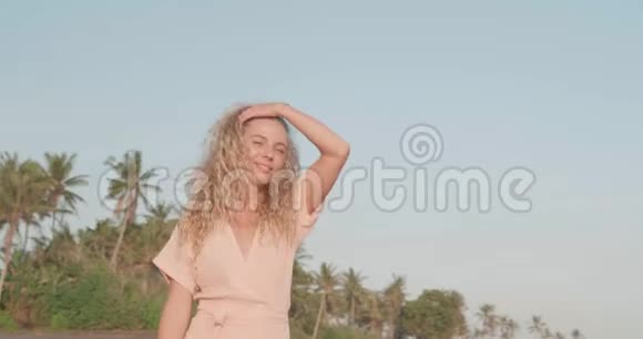 穿着漂亮快乐的女孩在热带海滩放松视频的预览图