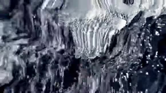 水中的倒影水中的涟漪视频的预览图