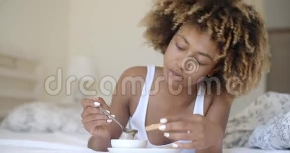 女人在床上享受早餐视频的预览图