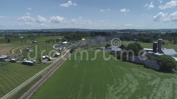 用老式蒸汽火车俯瞰农田和乡村视频的预览图