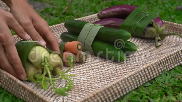 环保产品包装理念用香蕉叶包裹的蔬菜作为塑料袋的替代品零视频的预览图