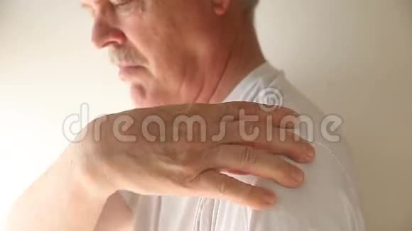 肩膀疼痛的人视频的预览图