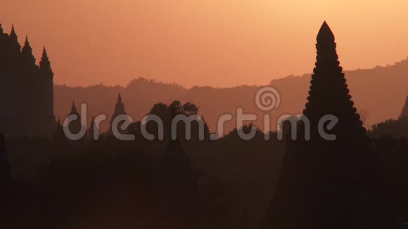 缅甸日落时的古巴根寺庙视频的预览图