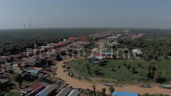柬埔寨浮村河上的船潘邦TonleSap湖无人驾驶飞机4k视频的预览图