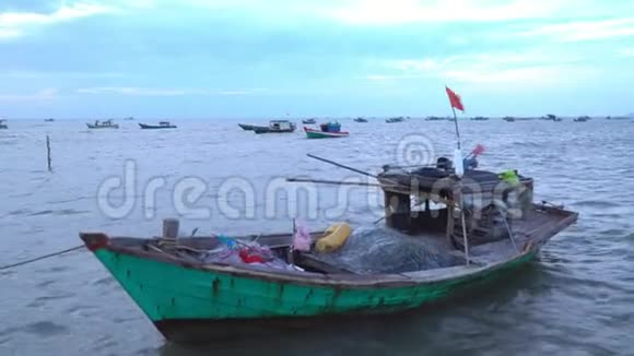 传统的越南船在码头捕鱼后越南的村庄越南的小岛码头可捕鱼视频的预览图