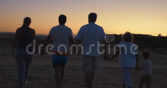 一家人在度假时牵手散步视频的预览图