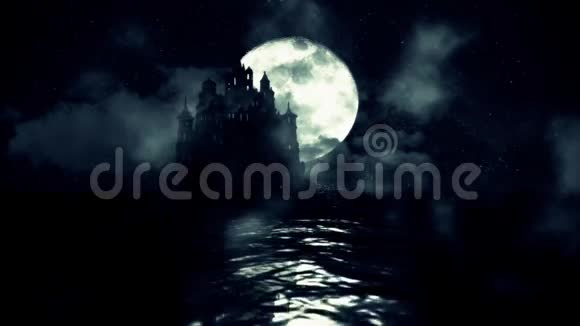 海中一座大规模的黑城堡夜晚升起一轮满月视频的预览图
