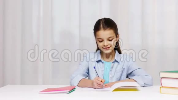 小女孩手写数学任务记事本视频的预览图