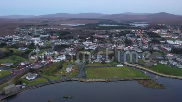 爱尔兰唐加尔县Dungloe天际线的鸟瞰图视频的预览图