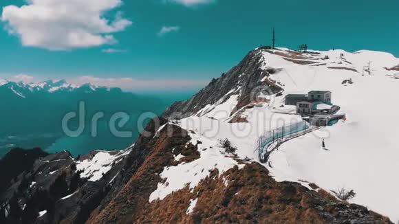 瑞士阿尔卑斯山雪峰上的空中无人机景瑞士罗谢斯德纳耶山峰视频的预览图