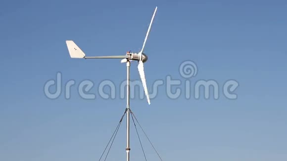 空中的风力发电机视频的预览图