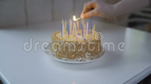 点燃生日蛋糕上的蜡烛视频的预览图