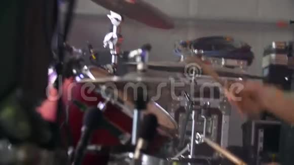 鼓手在音乐会上演奏音乐视频的预览图