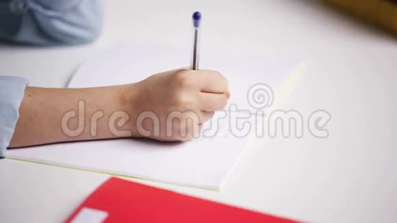小女孩手写数学任务记事本视频的预览图