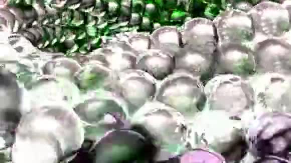 冰抽象球体在缓慢运动中旋转可循环背景视频的预览图