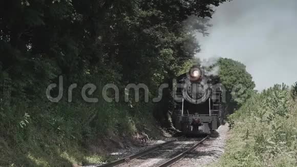 老式蒸汽机和古董客车视频的预览图