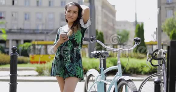 城市街道上的年轻女人视频的预览图
