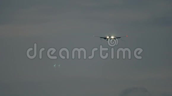 飞机在晚上接近视频的预览图