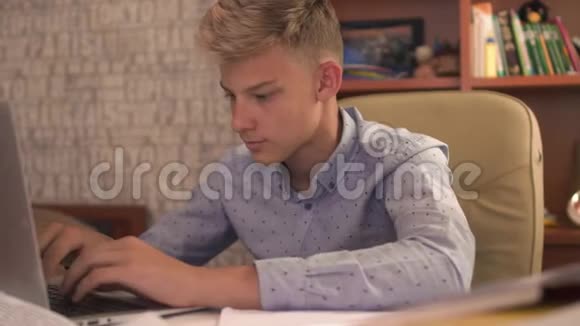 年轻人正在用笔记本电脑学习视频的预览图