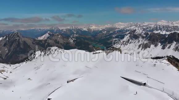 瑞士阿尔卑斯山雪峰上的空中无人机景瑞士罗谢斯德纳耶山峰视频的预览图