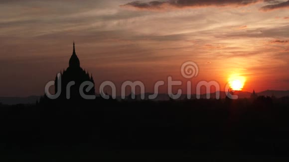 缅甸日落时的古巴根寺庙视频的预览图